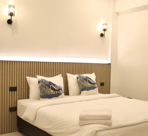 班昌Now Hostel的一间卧室配有一张带蓝色和金色枕头的大床