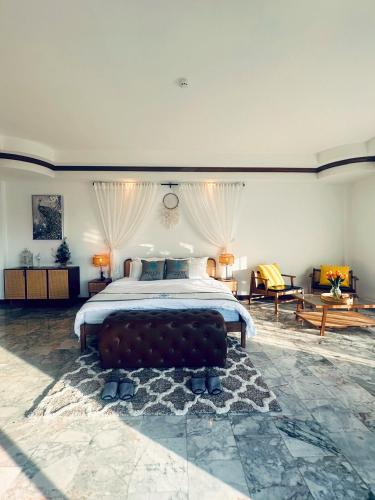 拉威海滩Ocean Pie Phuket的一间卧室,卧室内配有一张大床