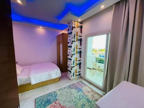 赫尔格达سيسيليا ريزورت的一间小卧室,配有床和窗户