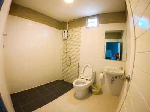 格兰岛Downtown Kohlarn Resort的一间带卫生间和水槽的浴室