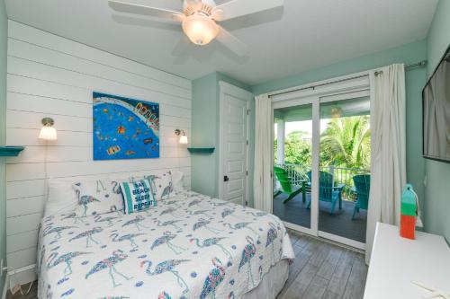 霍姆斯海滩Malibu Beach的一间卧室配有一张床和吊扇