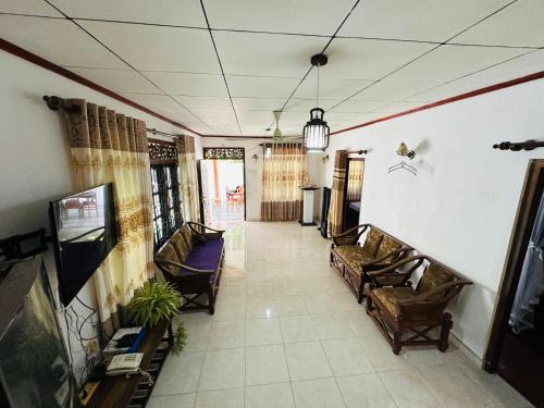 米瑞莎Pahasara Villa的走廊上配有沙发和电视。