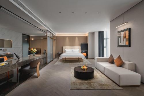 西安西安秦都传奇voco酒店的酒店客房设有床和客厅。
