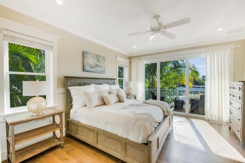 布雷登顿海滩Tropical Hideaway的一间卧室设有一张床和一个大窗户