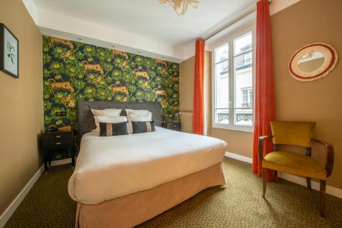 巴黎巴蒂诺勒酒店的一间卧室配有一张大床和一把椅子