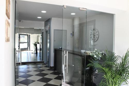 埃尔莫拉尔兰德旅馆 的走廊上设有玻璃门和墙上的时钟