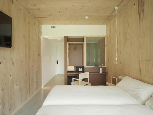 欧德鲁佐Hotel Amiuka的卧室配有白色的床和书桌