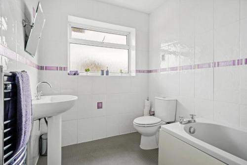Leek WoottonThe Stylish Warwick Abode - Balcony - Garden的白色的浴室设有卫生间和水槽。