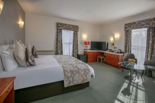 圣赫利尔泽西The Monterey Hotel - Sure Hotel Collection by Best Western的酒店客房设有一张大床和一张书桌。