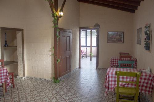 加济安泰普Şirvani Konağı的大楼内带两张桌子和一扇门的房间