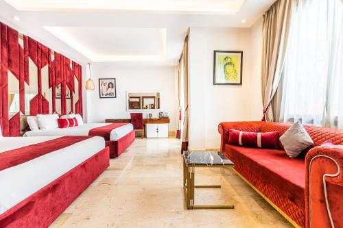 卡萨布兰卡One Hotel Casablanca的酒店客房,设有两张床和一张沙发