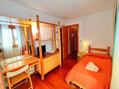塞斯特雷Il Fraitevino hotel bed & breakfast的一间卧室配有一张床和一张带电脑的书桌