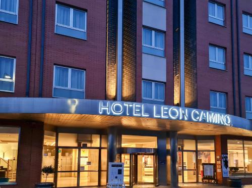 莱昂Hotel León Camino Affiliated by Meliá的大楼前的酒店标志