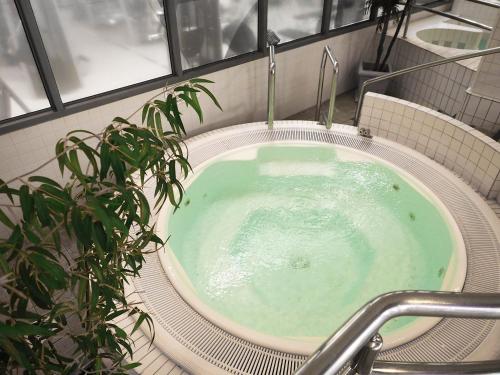 罗瓦涅米桑塔体育学院酒店的带浴缸的浴室