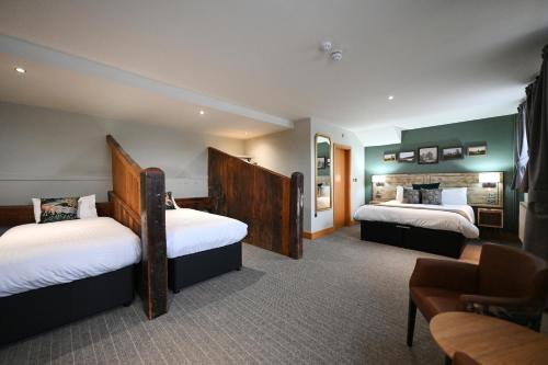德比Crewe & Harpur, Derby by Marston's Inns的酒店客房,设有两张床和一张沙发