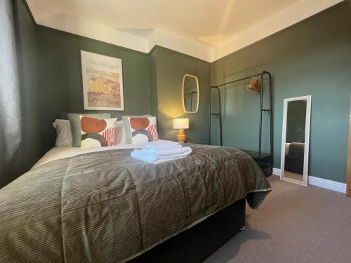 切斯特Recently Refurbished 3 Bedroom Home with Parking - Perfect for Longstays - Sleeps 8的一间卧室设有一张带绿色墙壁的大床