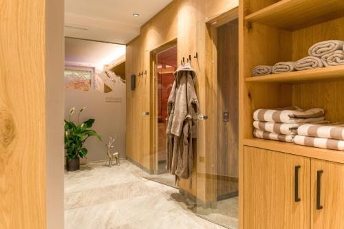 豪尔兹高菲莉斯克罗斯哈蒙妮旅馆的一间带木制橱柜和步入式衣柜的浴室