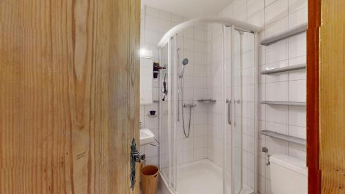 圣莫里茨Abitaziun Residence 10A - St Moritz的带淋浴和卫生间的白色浴室