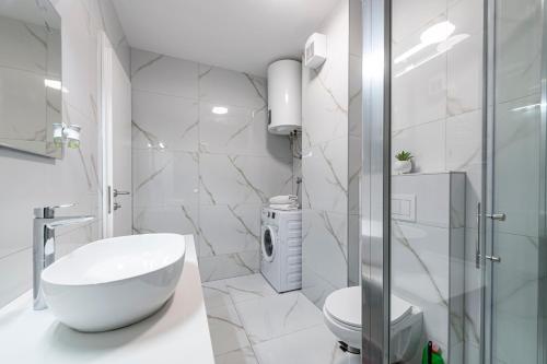 杜布罗夫尼克Lupo Gravosa FREE PARKING的浴室配有白色水槽和淋浴。