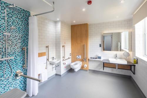格洛斯特Holiday Inn Gloucester - Cheltenham, an IHG Hotel的浴室配有卫生间、盥洗盆和淋浴。