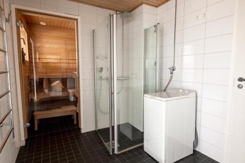 赫尔辛基2ndhomes Gorgeous and Unique Top Floor Apartment with Sea Views and Sauna的浴室配有淋浴间和卫生间。