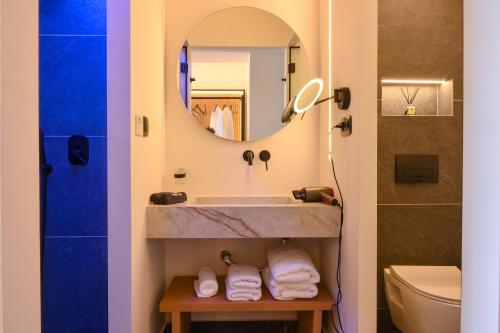 斯基亚索斯镇Skia, Premium Key Collection的一间带水槽和镜子的浴室