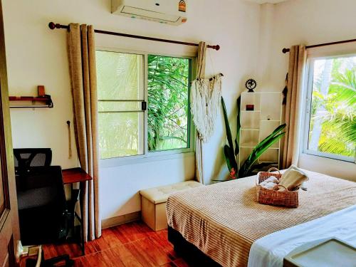 西塔努Mangrove beach house Sri Thanu的一间卧室,配有一张带篮子的床