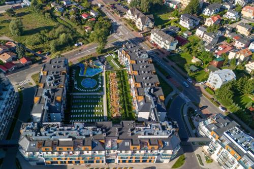 米兹多洛杰Sunny Apartments in Bel Mare Resort by Renters的城市建筑物的空中景观