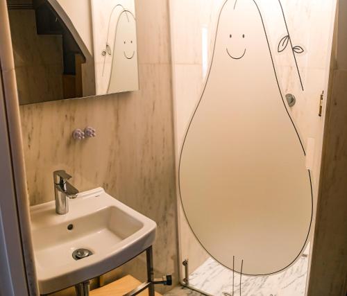 洛萨Pera da Serra - Turismo no Espaço Rural的一间带水槽和镜子的浴室