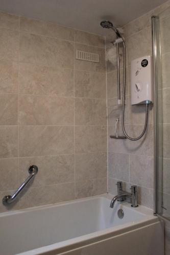 DinorwicTerfyn Cottage的设有带浴缸和淋浴的浴室。