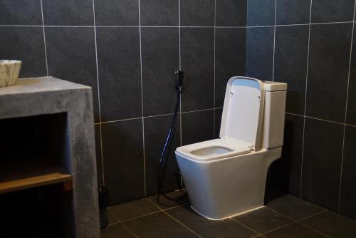 高龙撒冷岛House Bok Bowie的一间带卫生间和软管的浴室