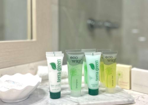 悉尼悉尼美罗阿斯皮尔酒店的一组四种产品坐在浴室的柜台上