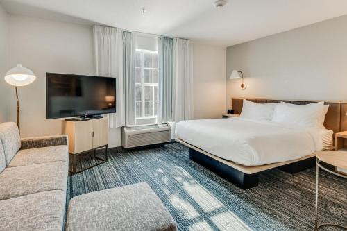 阿林顿达拉斯阿灵顿北万豪广场套房酒店的酒店客房,配有床和沙发