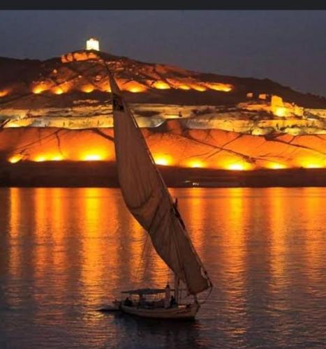 阿斯旺جوله بفلوكه في نهر النيل的夜间在水中航行的小帆船