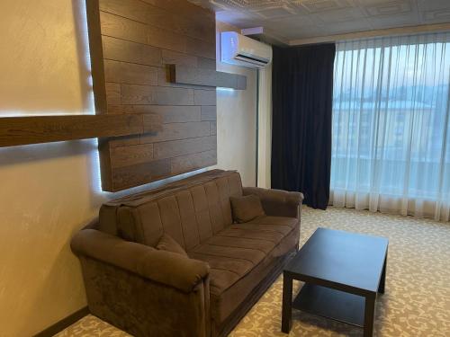 韦林格勒Мия 2 Deluxe Royal Spa的客厅配有沙发和桌子
