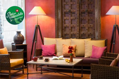 日内瓦吉卜林玛诺特酒店的客厅配有沙发和桌子