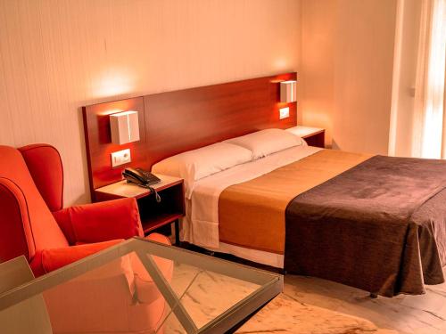 塞维利亚维尔缇切比伯兰布拉公寓的配有一张床和一把椅子的酒店客房