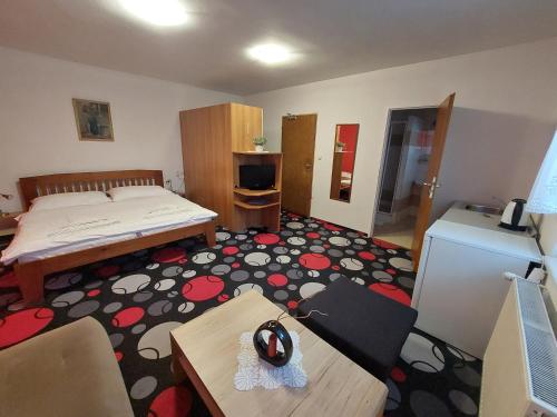 劳耶克特普利采拉吉旅馆的酒店客房,配有一张床铺和一张桌子,还有一间客房