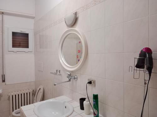 佩斯卡拉Villa di Pietro的白色的浴室设有水槽和镜子