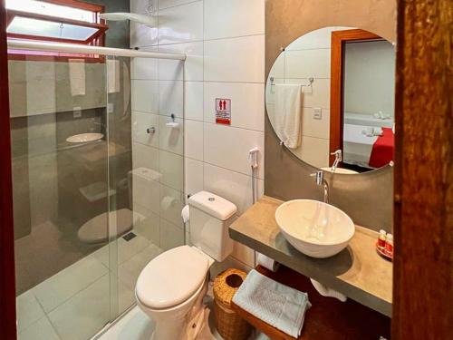 阿拉亚尔达茹达Amarilis Pousada Arraial d'Ajuda的浴室配有卫生间、盥洗盆和淋浴。