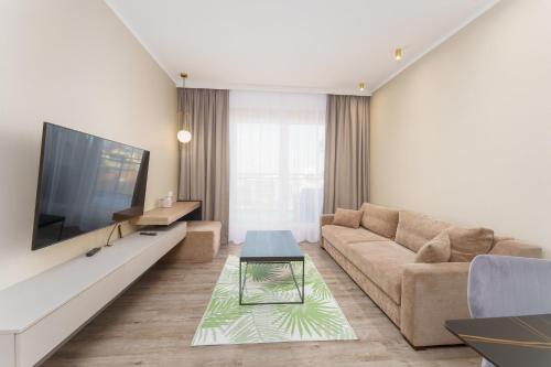 米兹多洛杰Miedzyzdroje SEASIDE Apartments Bel Mare by Renters的带沙发和电视的客厅