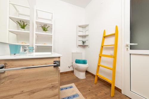 MajanichoBeachfront two bedrooms house Casa Toral的一间带卫生间和黄色梯子的浴室