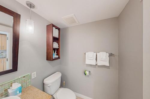 德斯坦Elation #5513的白色的浴室设有卫生间和镜子