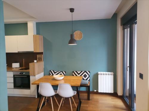 弗拉查尔（历史区）Studio Stajić的厨房配有木桌和白色椅子
