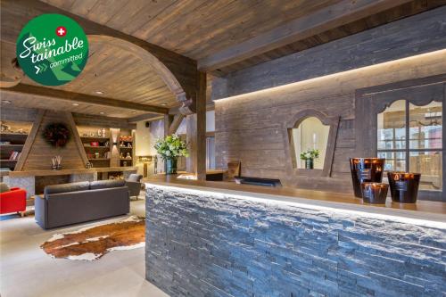 日内瓦雪绒花玛诺特酒店的一间位于餐厅内的酒吧,餐厅设有石墙