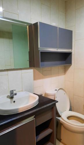 斯勒曼Apartment Mataram City Yogyakarta的一间带水槽和卫生间的浴室