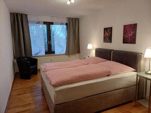 巴特萨尔茨乌夫伦Appartement-Residenz Suite 10的一间卧室设有一张大床和一个窗户。