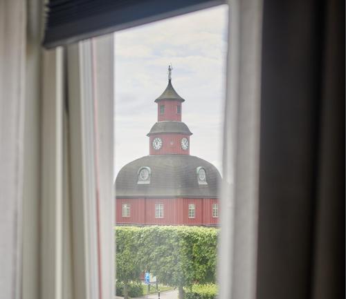 利雪平拉德哈塞特酒店的从窗口欣赏带钟楼建筑的景色