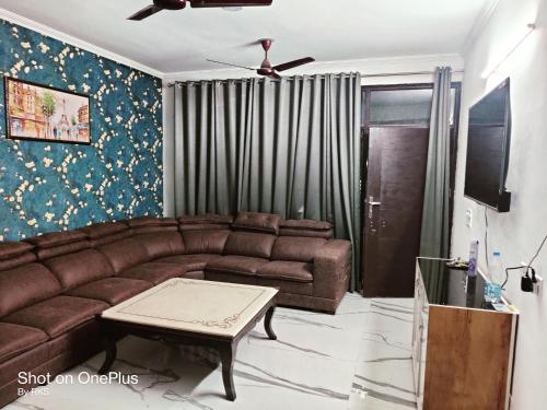 勒克瑙Osho homes的客厅配有沙发和桌子