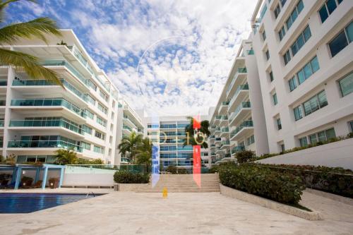 卡塔赫纳Condominio frente al mar con acceso directo a la playa Morros 922的一座大型公寓楼,前面设有雕像
